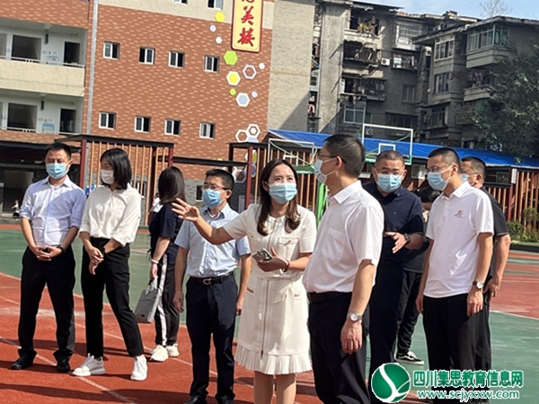 遂宁市委常委、组织部部长张鹏飞一行到新盐市街小学督查开学工作