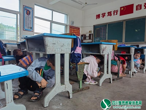 安居区拦江镇凉风小学开展防震演练活动