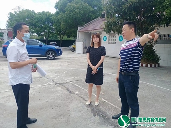 区人民政府总督学何林颖来到中兴初中视察指导安全卫生工作