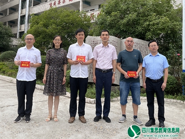 区人大常委会主任黄元章深入西眉中学慰问教师代表