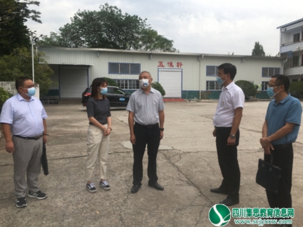 遂宁市安居区委常委、宣传部部长曾勇一行深入马家九义校督导开学工作