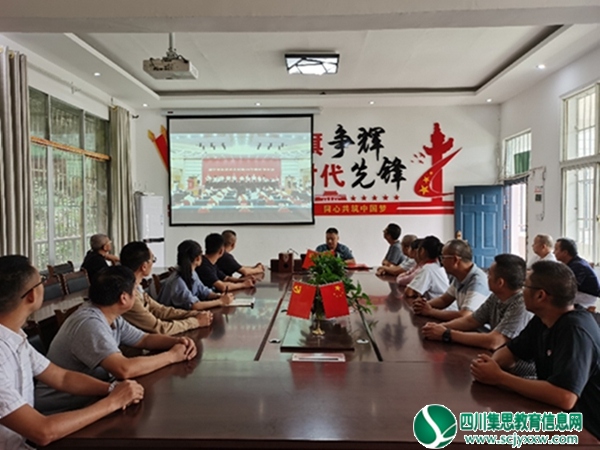 安居区东禅镇中心小学校集中收看遂宁市安居区庆祝第38个教师节大会直播