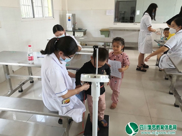 安居区凤凰卫生院到护村小学对学生进行体检活动