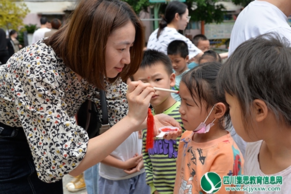 安居区西眉镇中心小学校举行一年级入学仪式