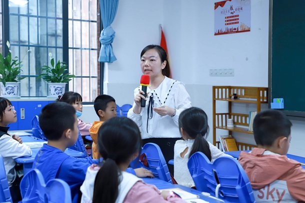 巴州区四小聚焦课堂促质量提升教学研讨助专业成长