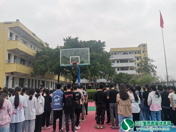 大安初中卓光荣校长利用国旗下讲话时间对大家进行“传家风、立家规、树新风”学习教育.jpg
