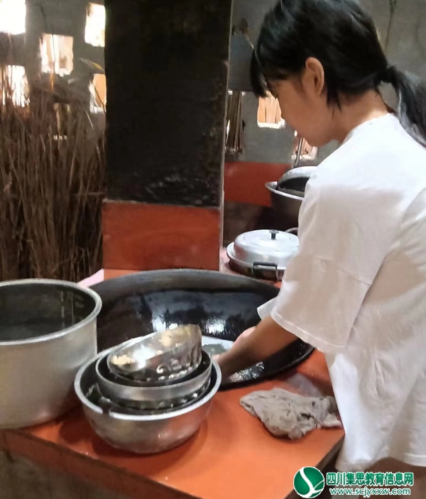 大安初中学生在家里帮忙做家务.jpg