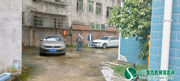 2022.9.27邱杰检查指导分水初中疫情防控工作.jpg