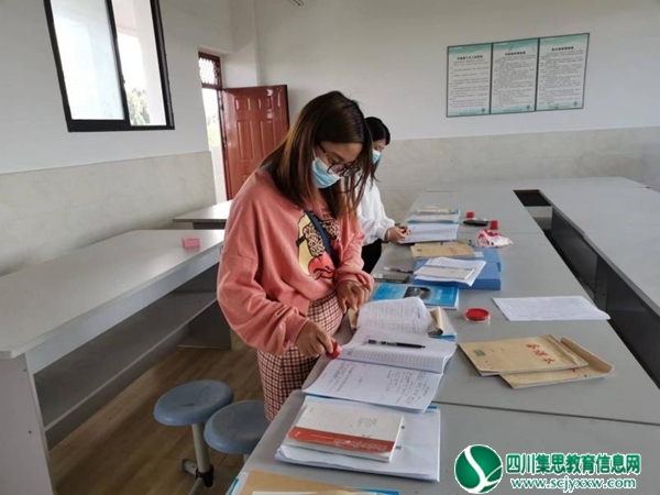 安居区三家镇青山明德小学开展教师“教学六认真”检查