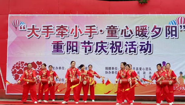 大手牵小手童心暖夕阳——汇众天使捐赠活动在平昌县双鹿小学举行