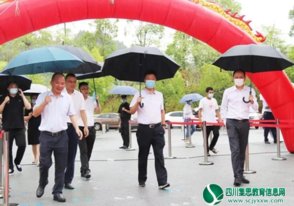 遂宁衡中 | 开学第一天 市领导陪餐