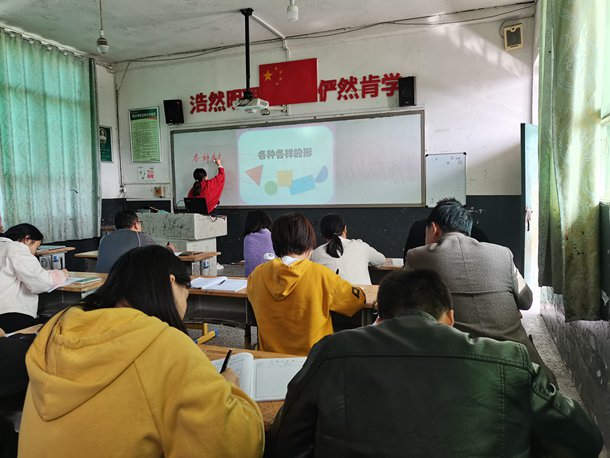 平昌县双鹿小学开展2022秋季青年教师赛课活动
