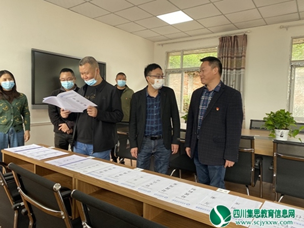 区社科联主席杨洪斌一行到中兴初中专题督导检查意识形态工作