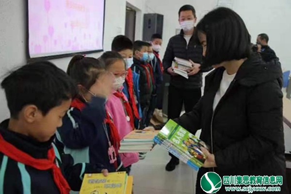 分发图书.jpg