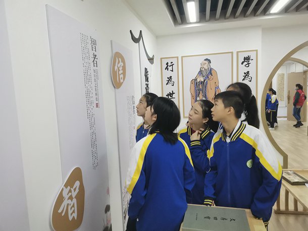 平昌县思源实验学校开展参观新时代文明实践中心活动
