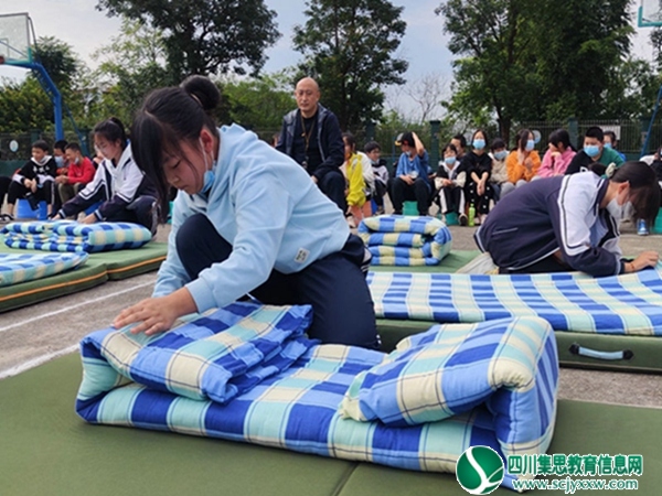  践行劳动实践·强健师生体魄 ——安居区聚贤初中举行师生内务技能暨跳绳比赛