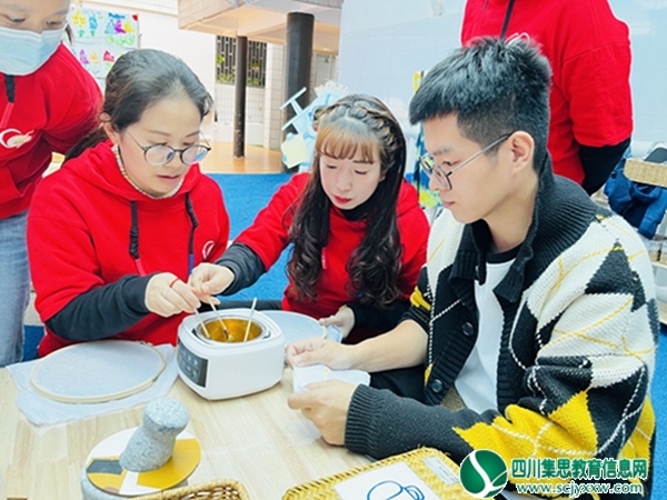 传承传统工艺  感受扎染之美 ——射洪四幼开展户外区角培训活动