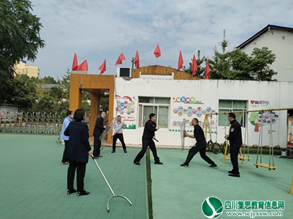 <a href=http://suining.scjyxxw.com/ target=_blank class=infotextkey>遂宁</a>市安居区分水幼儿园开展法治进校园活动2.jpg