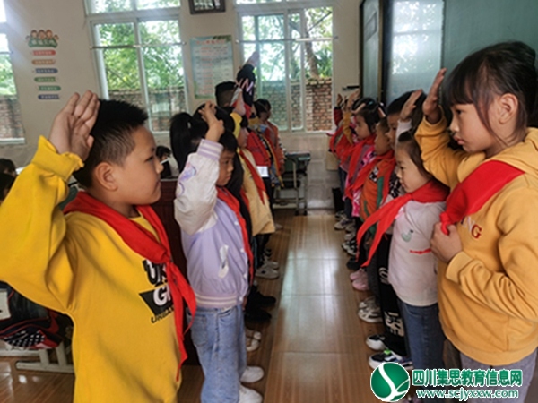 安居区兴旺明德小学开展建队日活动