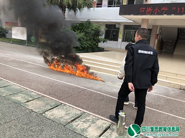 学生在模拟场景中练习灭火.jpg