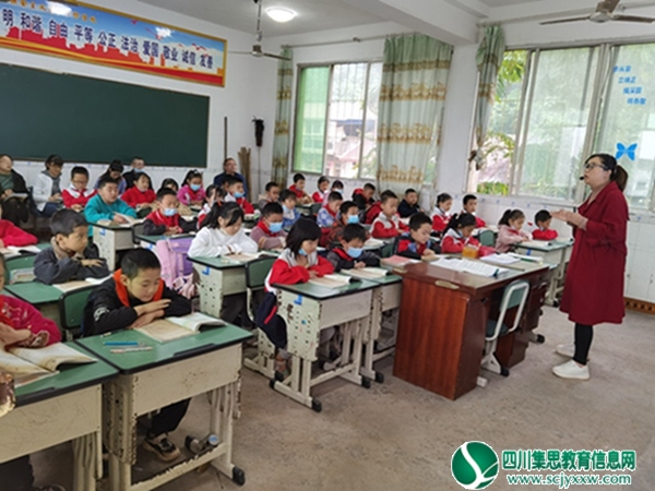 大坡小学开展以““双减”促落实，教研促发展”为主题的教研活动