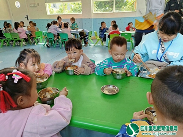 安居区三家镇中心幼儿园第九届家长委员会活动圆满召开3.jpg