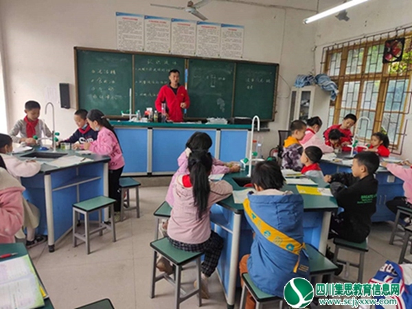 课堂展风采 教研促成长 ——安居区拦江镇马河小学校开展教师公开课活动