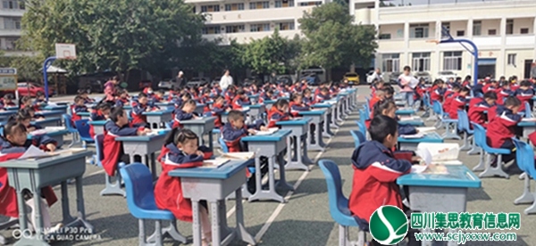 参赛学生正在认真书写.jpg