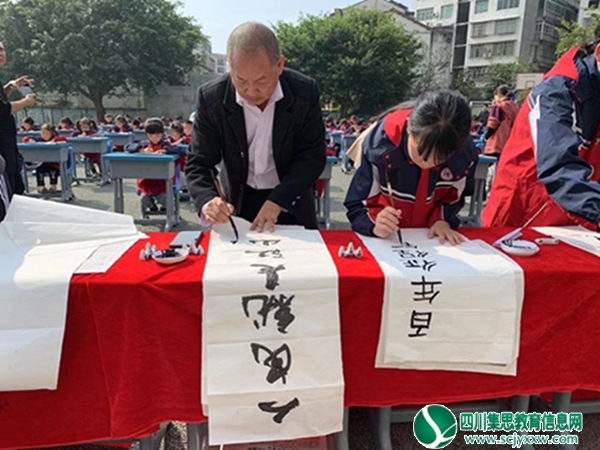 小手书写方块字，童心一片向党恩 ——复桥小学举行首届“乐育杯”师生书法比赛