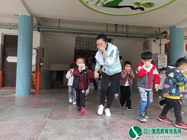 消防演练 防患未“燃” ——安居区白马镇中心幼儿园开展消防安全演练活动