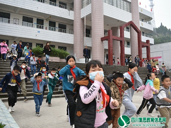 安居区大安小学开展消防安全应急疏散演练