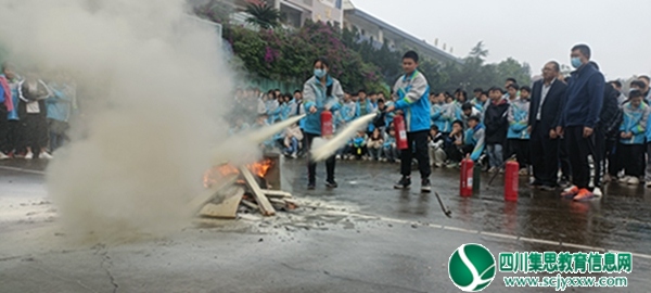 安居区分水镇初级中学校举行消防安全疏散演练