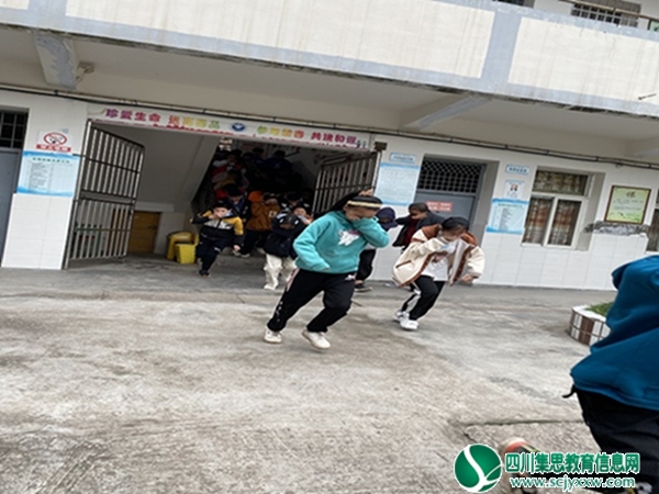  遂宁市安居区中兴镇初级中学校开展11.9消防应急演练