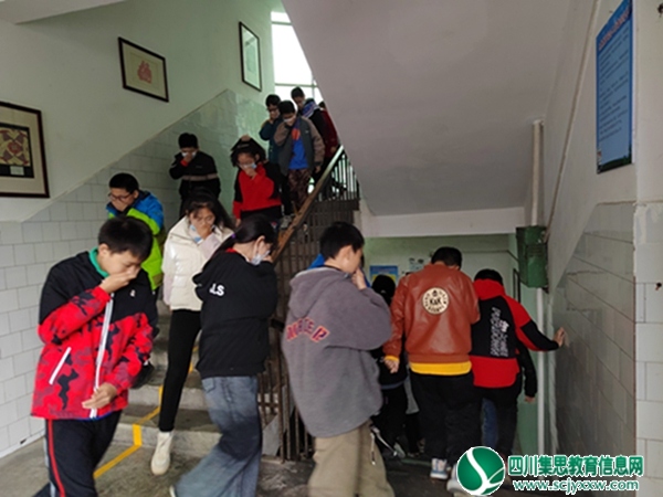 射洪市武安学校开展消防安全应急疏散演练活动
