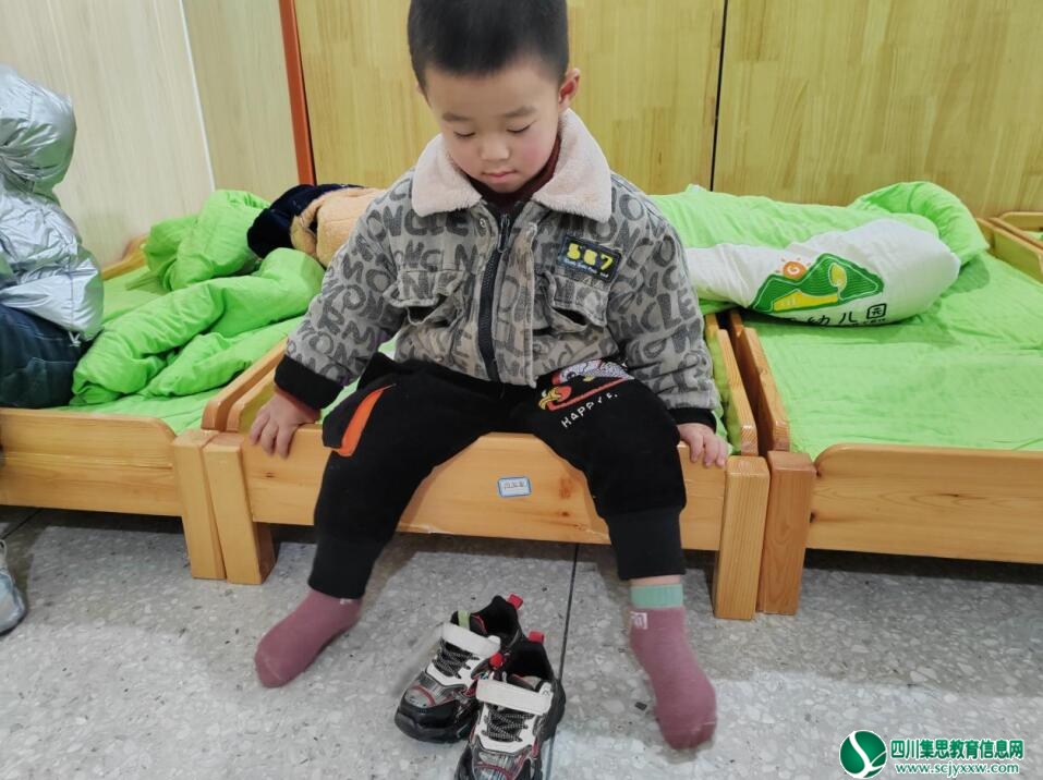 磨溪幼儿园托班组开展“宝贝向前冲，自理我能行”比赛活动