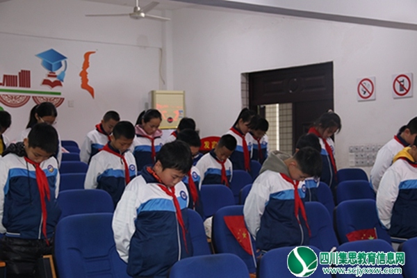 默哀仪式集体1（李雄）.JPG
