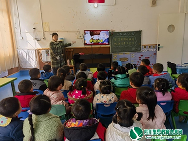 安居区三家镇中心幼儿园开展“学习雷锋好榜样，传递青春正能量”主题活动