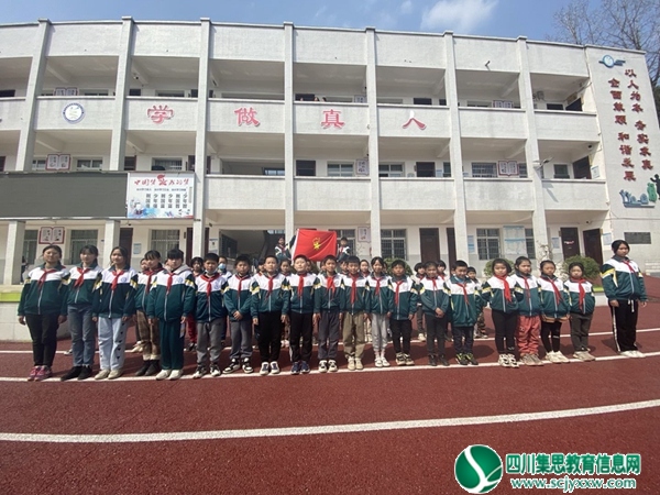 少先队员活动合照.JPG