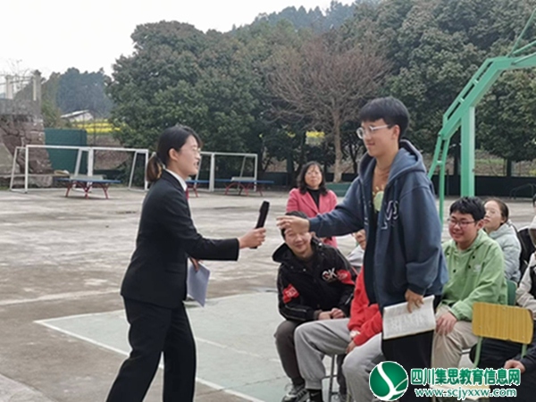 任琴同志与学生互动.jpg