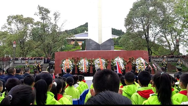 清明祭英烈 争当好少年——平昌二小四年级举行祭扫主题活动