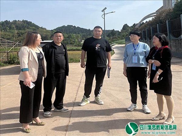 遂宁市安居区横山镇人大副主席余江华、纪委监委副书记赵劲一行到横山幼儿园开展督查工作