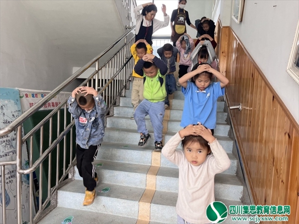 应急有方，临“震”不慌——遂宁市安居区拦江镇中心幼儿园开展5.12防震安全演练