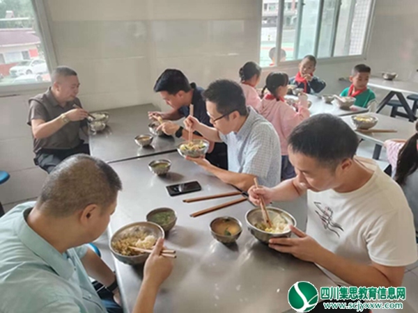 深入检查促规范 悉心指导谋发展 ——区教体局副局长赵小波一行来到凉风小学督查工作