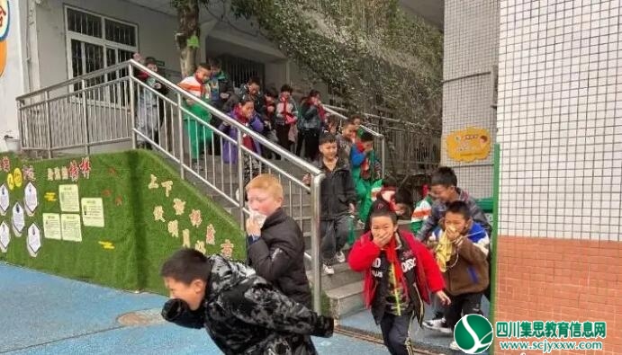 遂宁市明月小学校举行消防安全应急疏散演练 强化师生安全意识