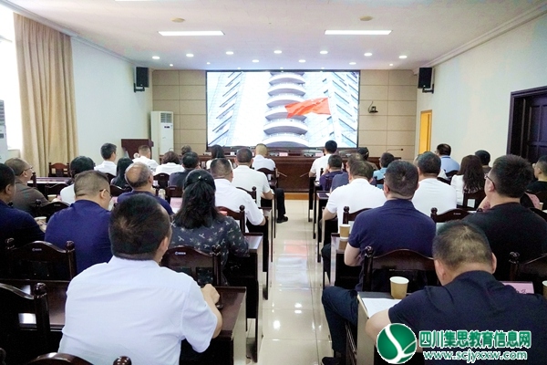 观看警示片.jpg