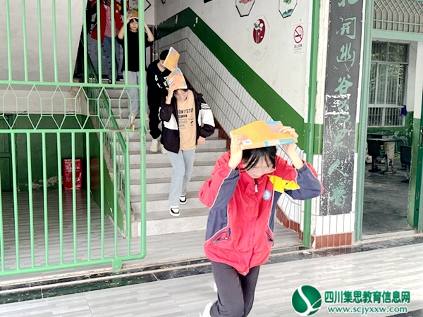 莲花九年义务教育学校开展地震应急疏散演练——撤离疏散2.JPG