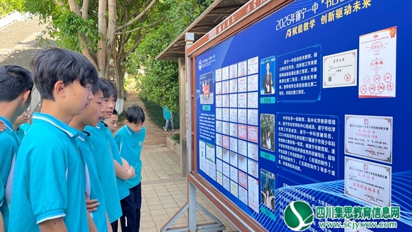 观看展板.jpg
