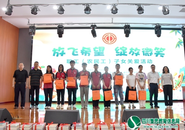 送节日礼物合影.jpg