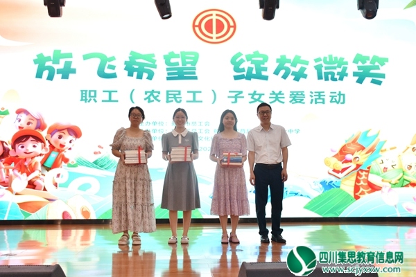 赠书合影.jpg
