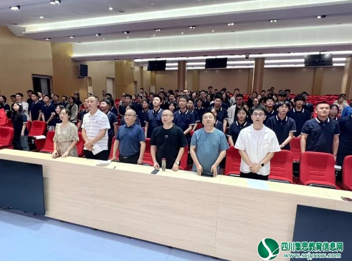 遂宁高级实验学校举行2025年五四表彰暨新团员入团仪式